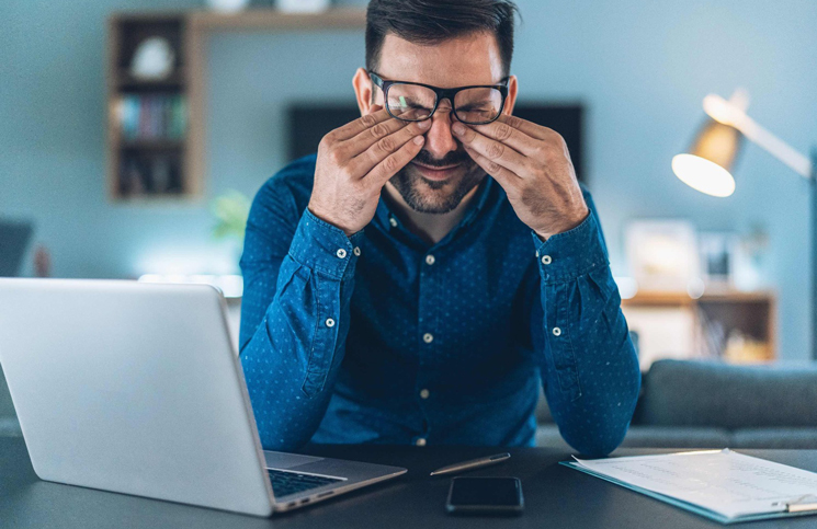 homem-mao-na-cabeca-notebook-745x483 Homem mao na cabeca notebook 745x483